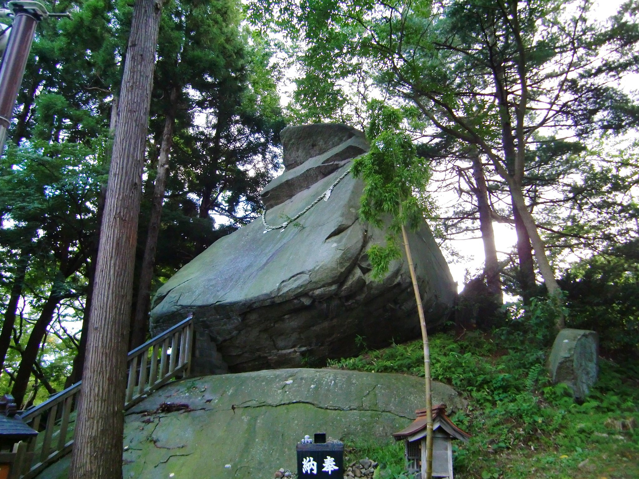 烏帽子岩（兜岩）