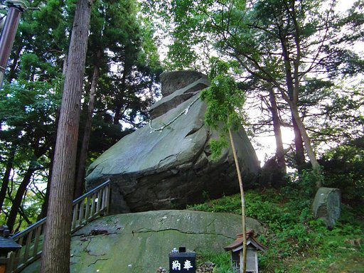 烏帽子岩（兜岩）