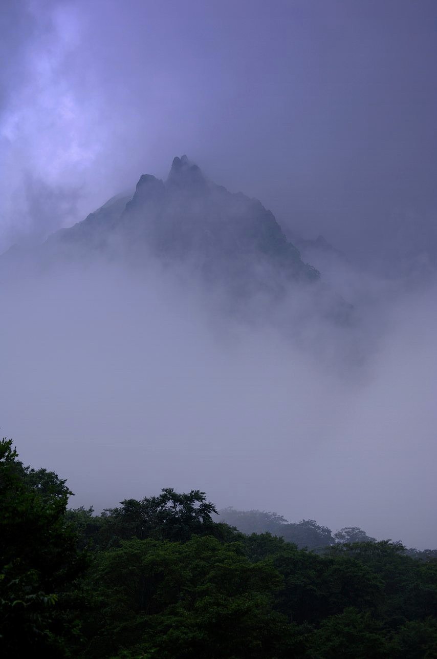 雲中の谷川岳