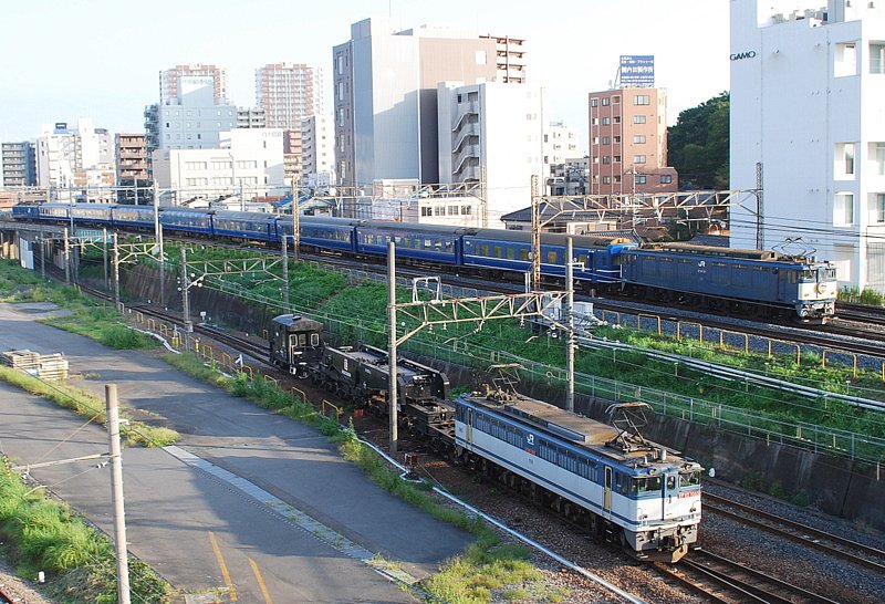 特大シキ貨物と寝台特急あけぼの