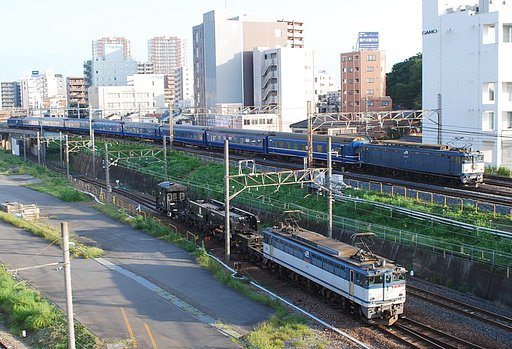 特大シキ貨物と寝台特急あけぼの