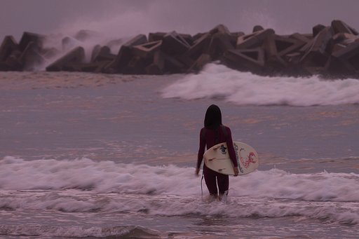 波に向かう