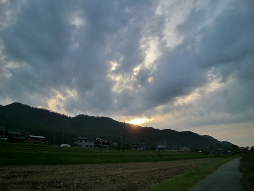 雲が多い夕焼け