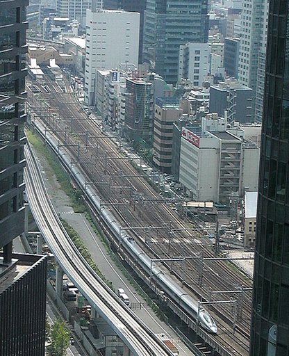 ビルの合間の500系のぞみ号
