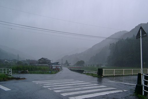 台風一過、大雨降り