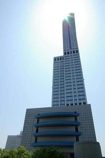ビルと太陽