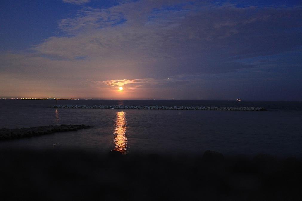 自宅のすぐ前の海の風景（夕方）