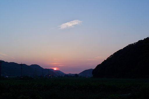村入口から見た岩井方面の夕焼け