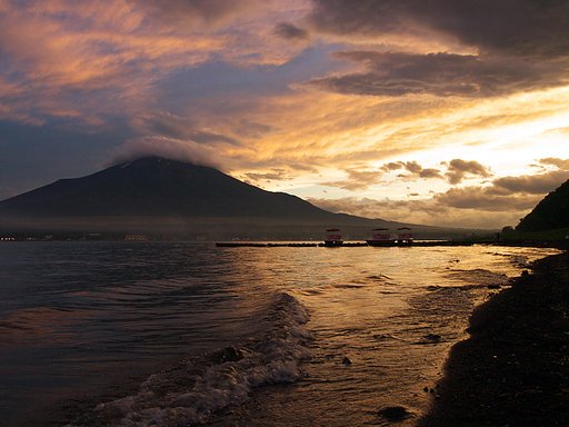 湖畔の夕暮れ