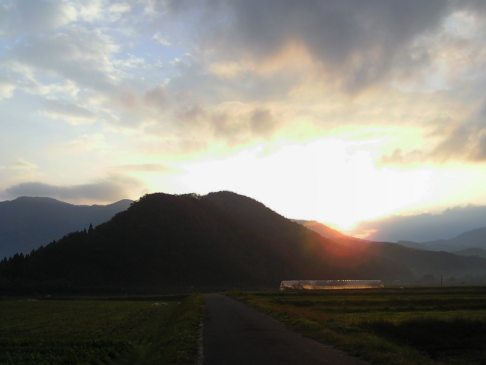 冬の山陰の朝日の出