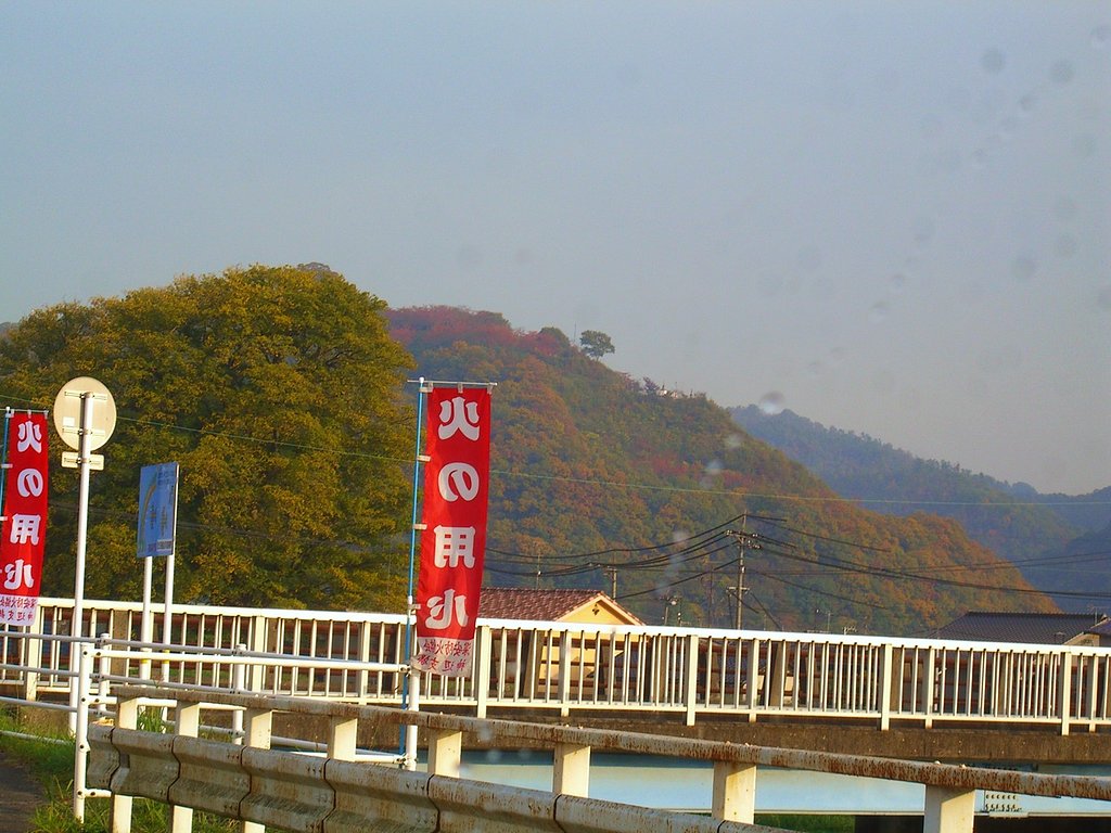 秋色の山