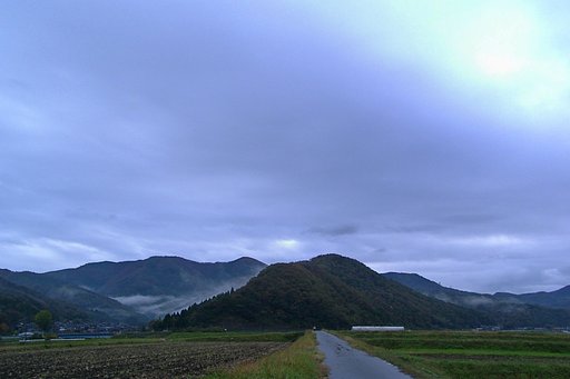今朝も東の空に雨雲が