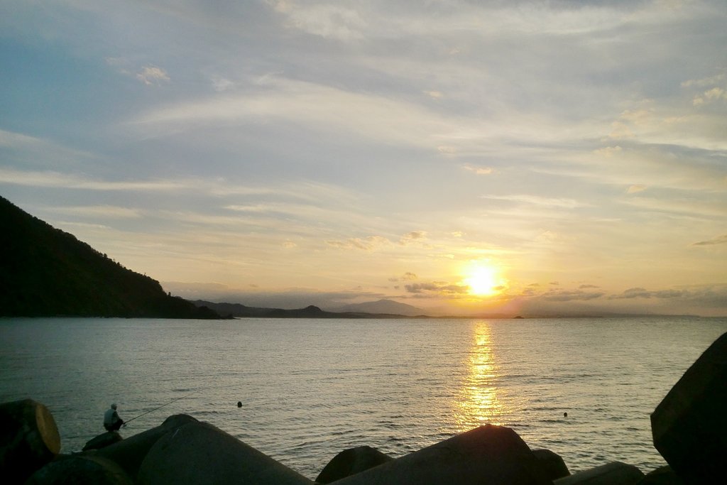 夕日の中の釣り人