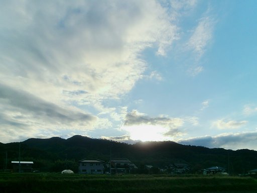 山の稜線への日の入り
