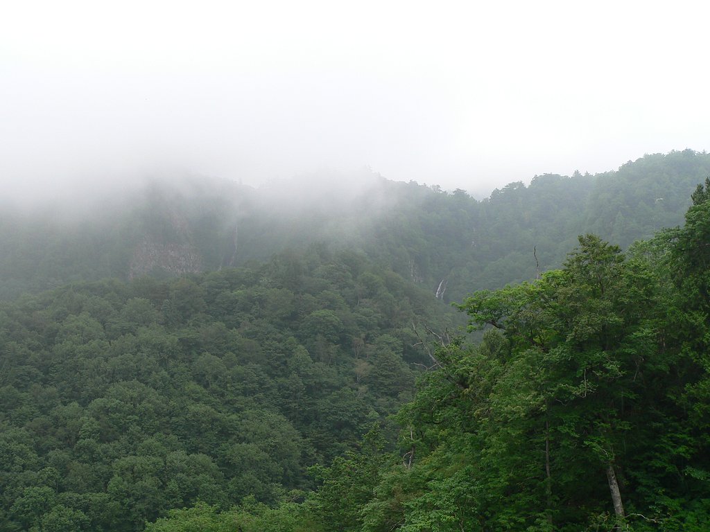 滝のある山