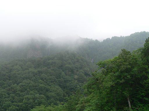 滝のある山