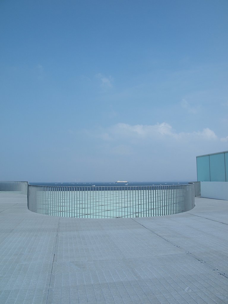 海と空を望む