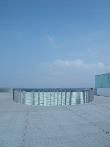 海と空を望む