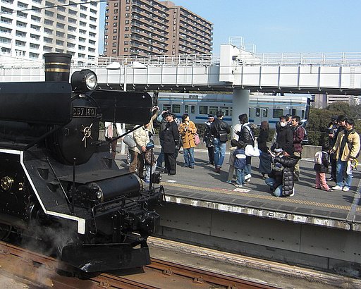 ＳＬとモノレールの並び