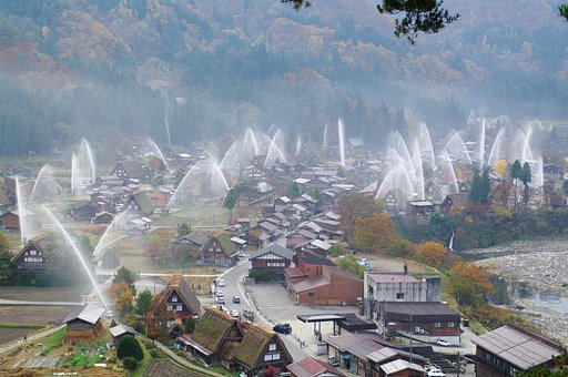 白川郷一斉放水