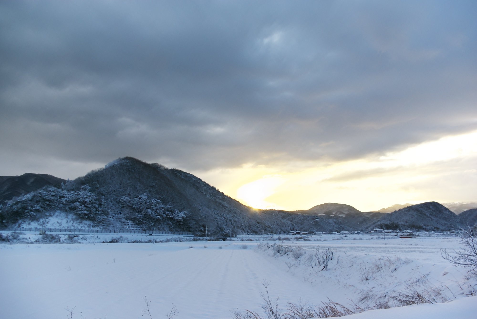 雪の中の朝日の出!