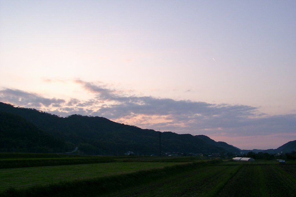 山の稜線に日没後の夕焼け