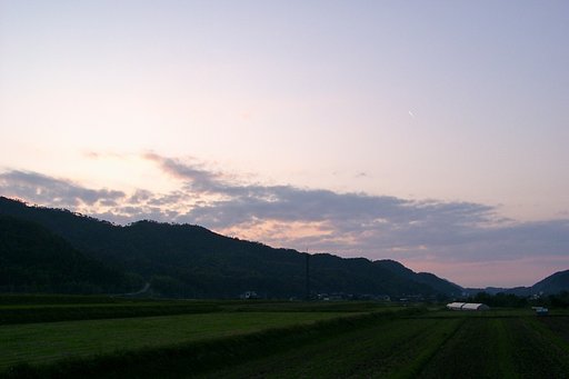 山の稜線に日没後の夕焼け