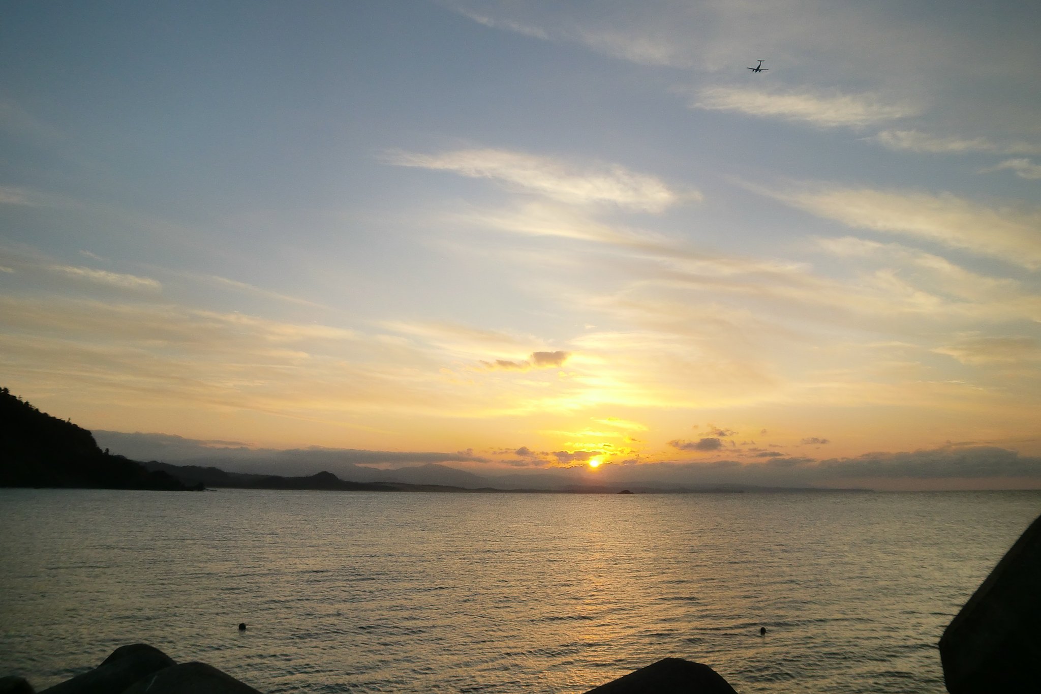 黄金色の夕焼け、雲の稜線に