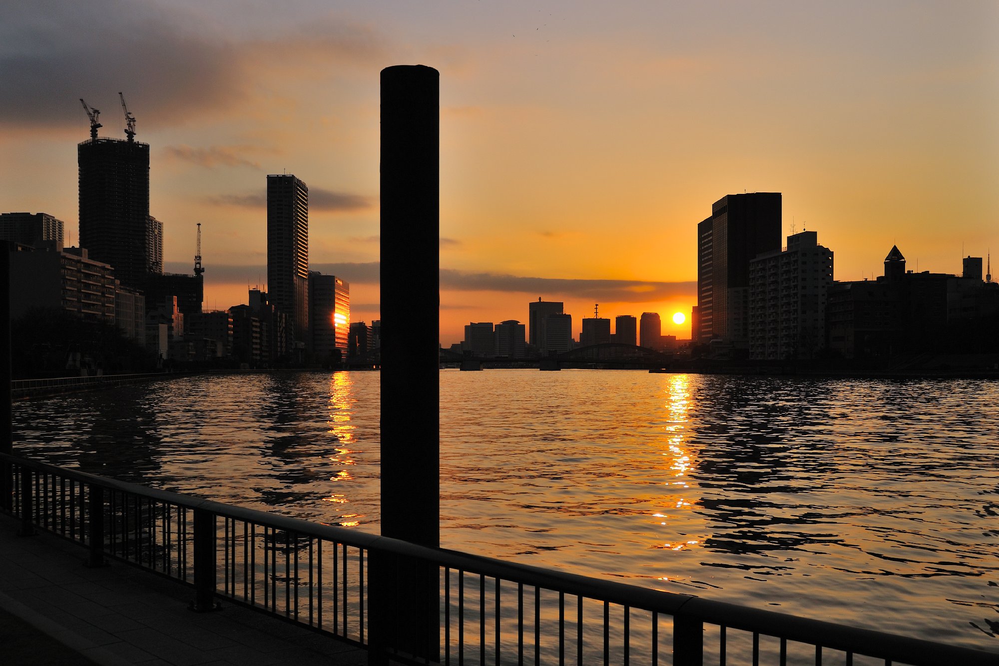 モノリスと夕日