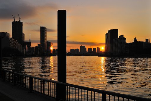 モノリスと夕日