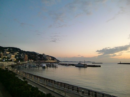 日の出前の熱海湾