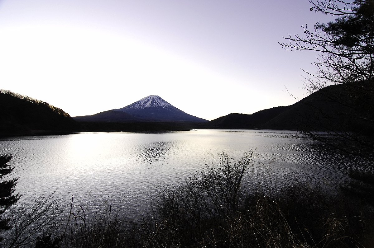 本栖湖　日の出前