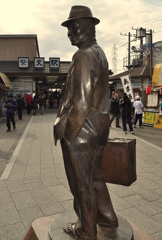 柴又駅前の寅さん像