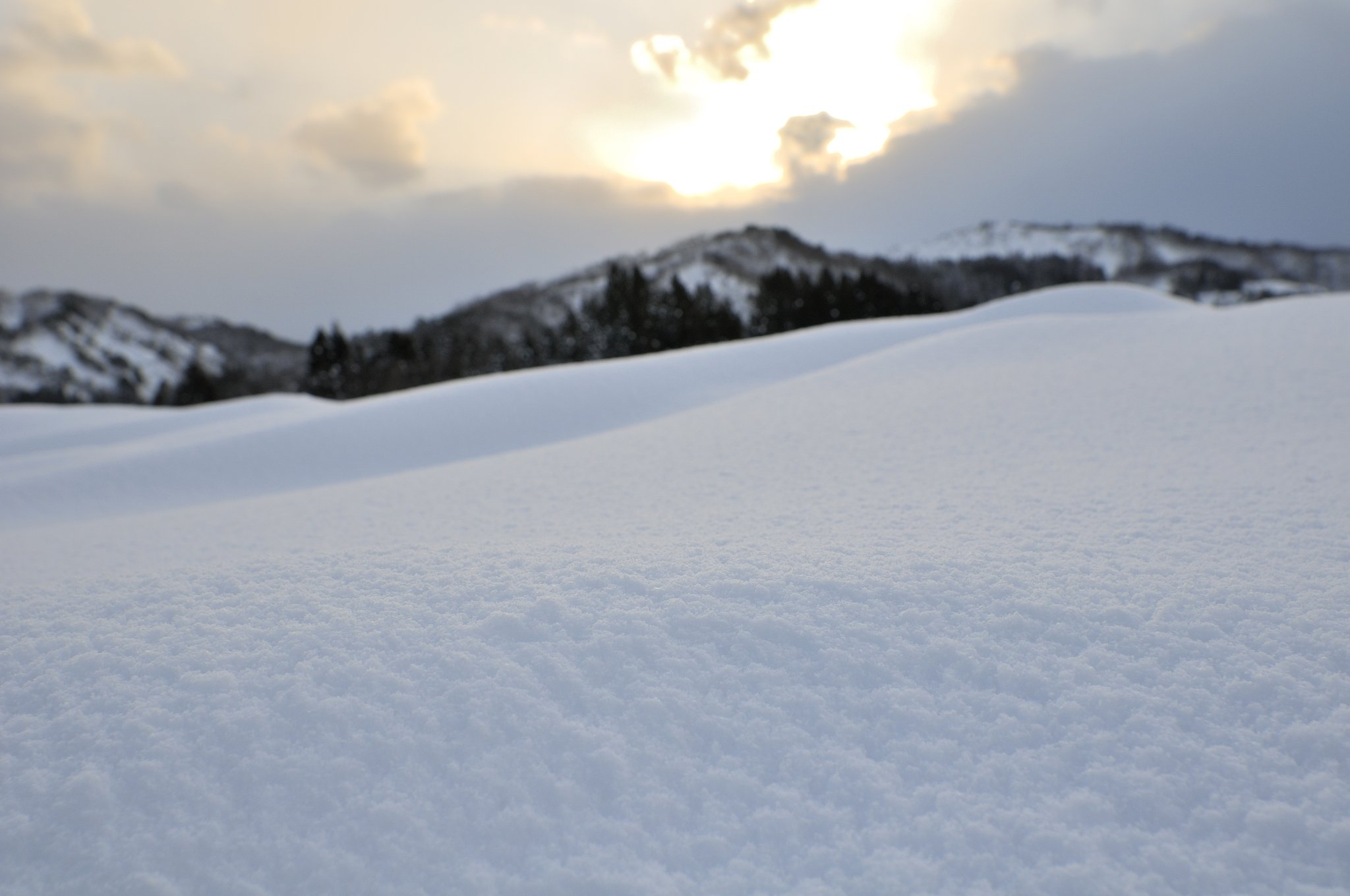 雪面と夕空