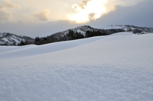 雪面と夕空