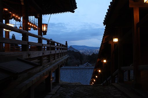 夕暮れ迫る二月堂