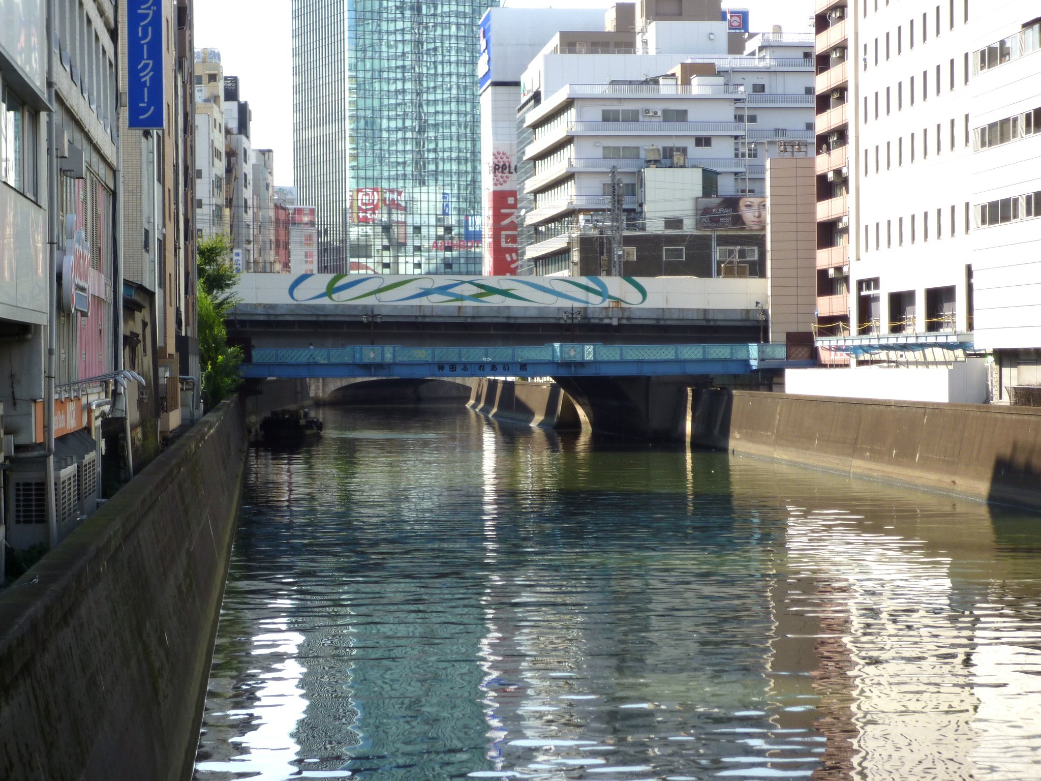 ビルとビルの間に・・・