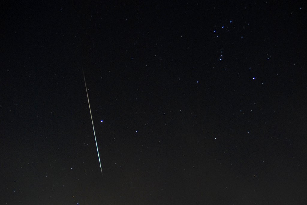 深夜の光跡　ふたご座流星群