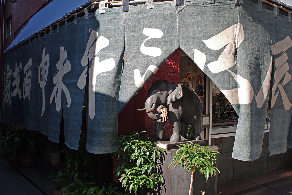 象の像のある店