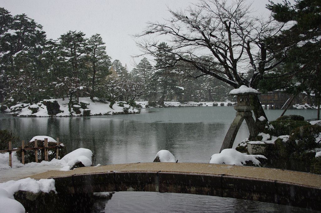 雪・ことじ灯篭