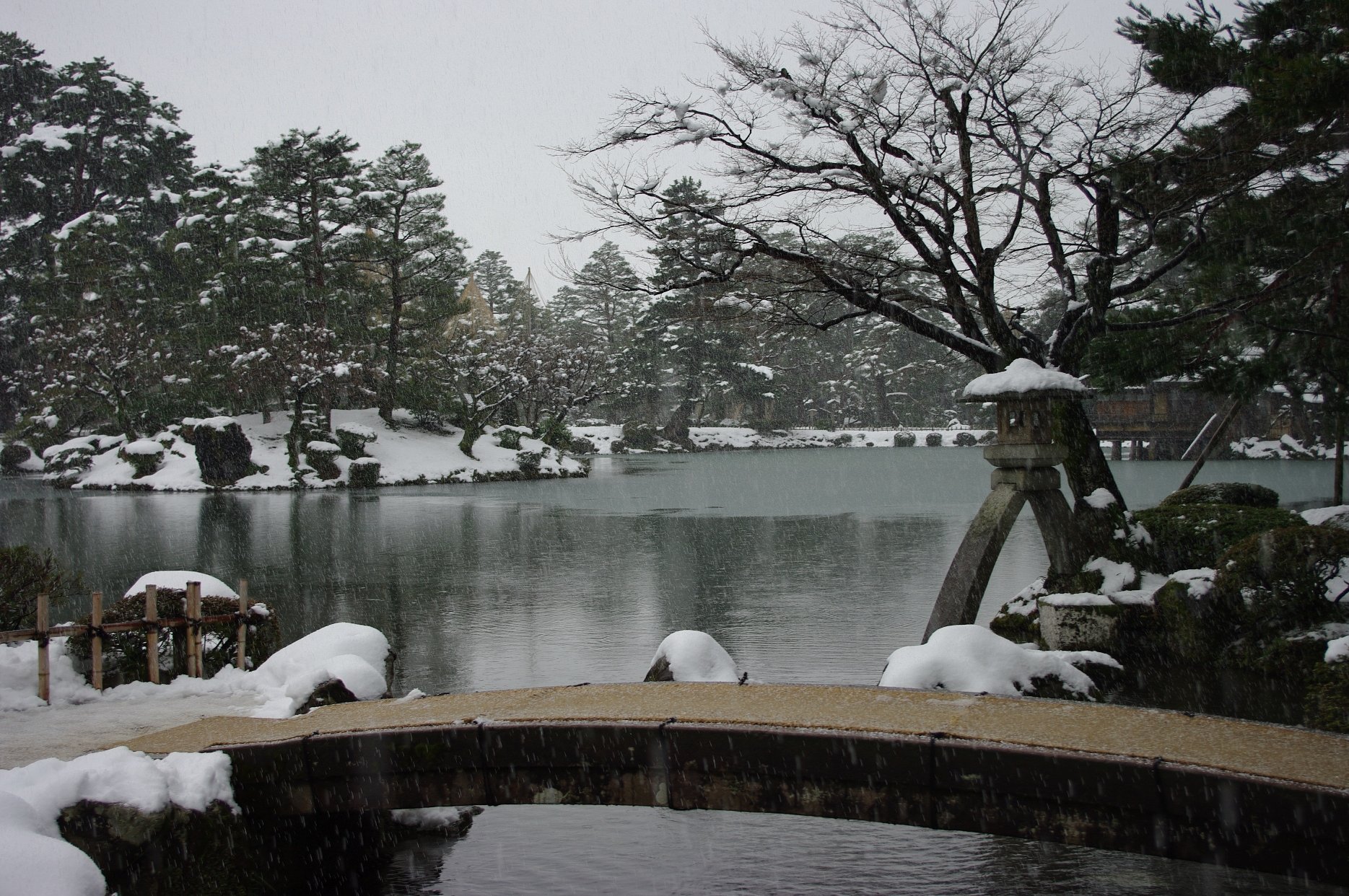 雪・ことじ灯篭