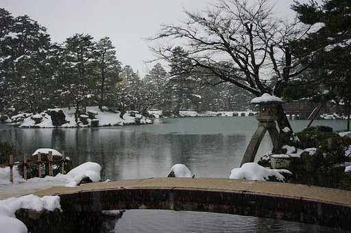 雪・ことじ灯篭