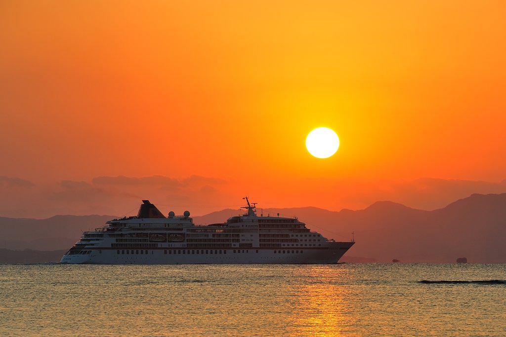 客船と夕日