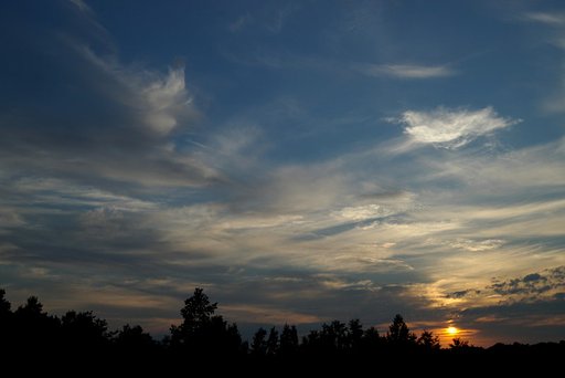 夕焼けの雲の下に．．．