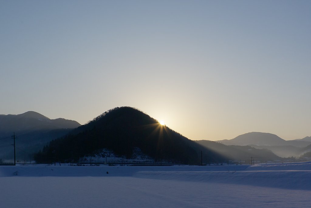 雲ひとつ無い朝日の光芒!