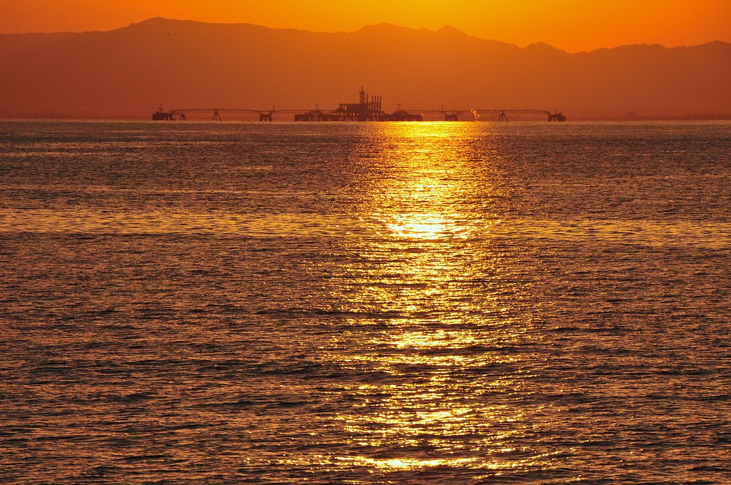 シーバース〈四日市沖）と夕陽