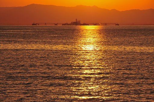 シーバース〈四日市沖）と夕陽
