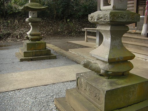 亀の背中に石灯籠