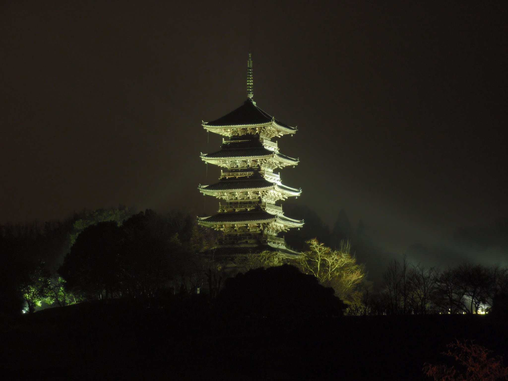 霧雨の五重塔