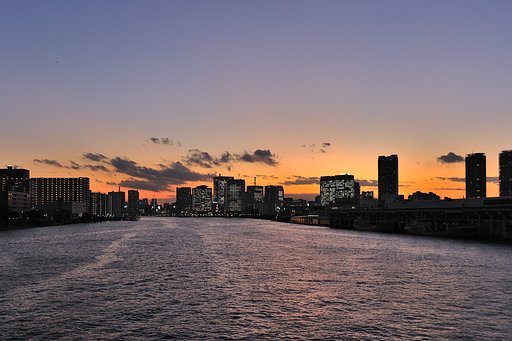 ビルと隅田川